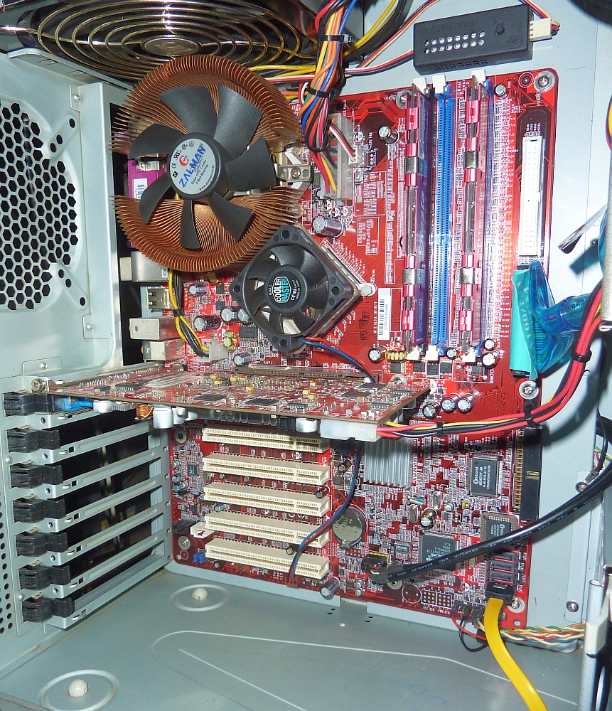 Socket A DFI NFII Ultra Infinity, Radeon 9800Pro, Zalman CNPS7000 Cu, Adata Vitesta 1000h.jpg