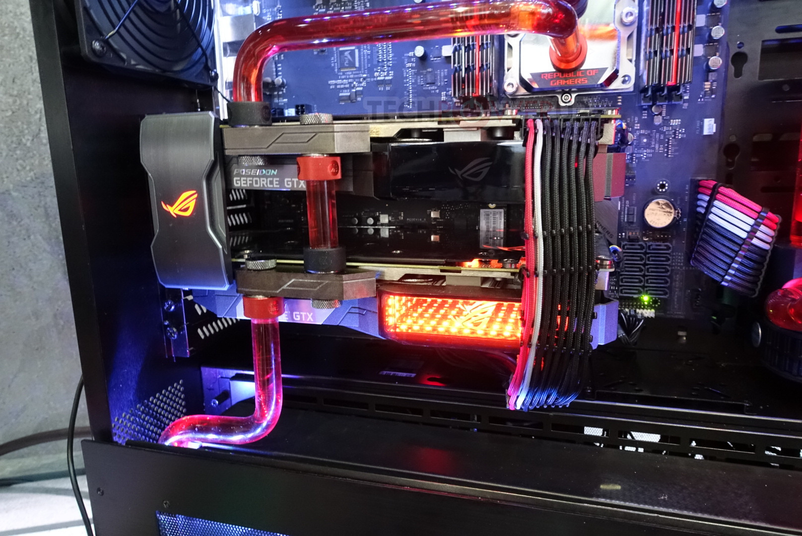 ASUS ROG Dominus Pictured, Core i9 XCC Confirmed to Feature 6-channel ...