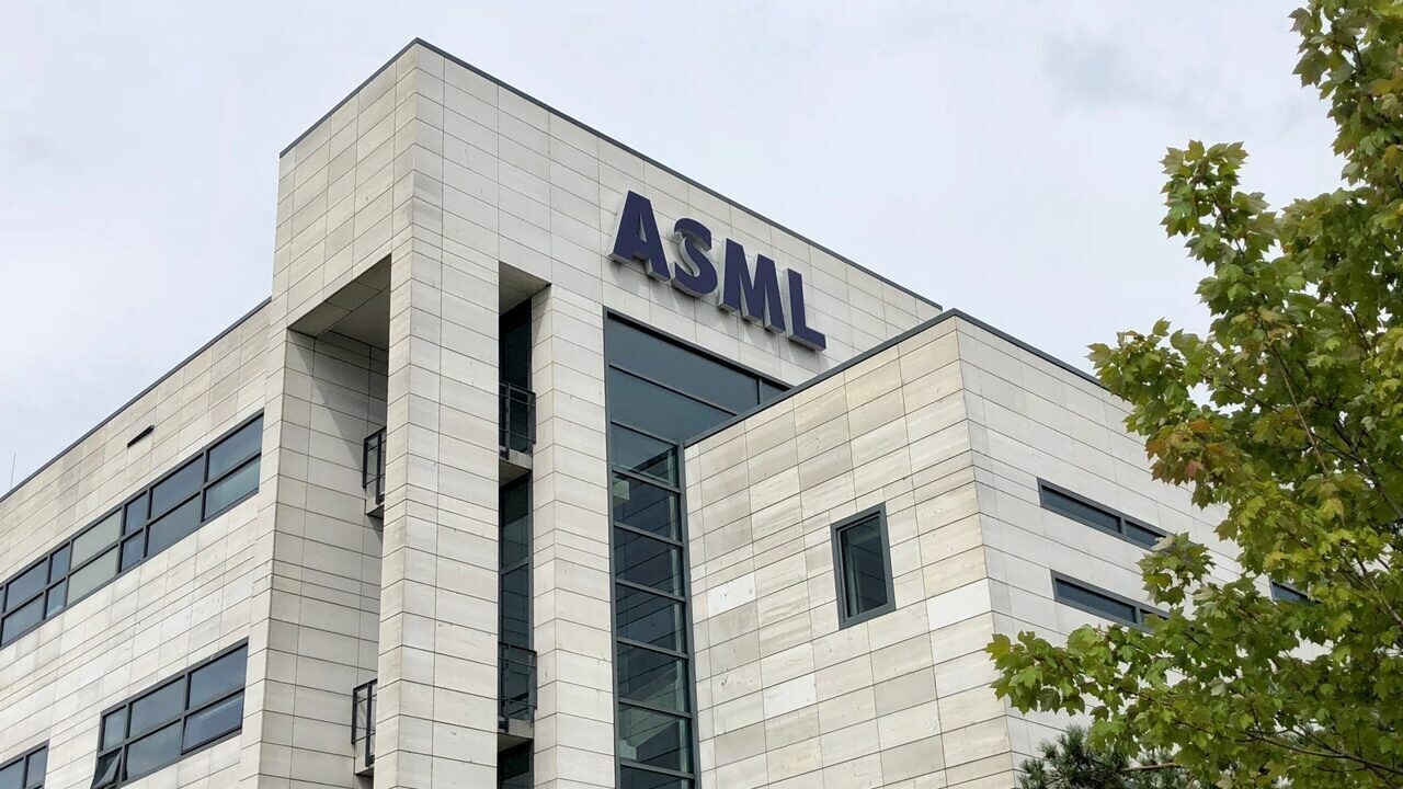 ASML مجموع فروش خالص 5.3 میلیارد یورو و درآمد خالص 1.2 میلیارد یورو را در سه ماهه اول 2024 گزارش کرد.