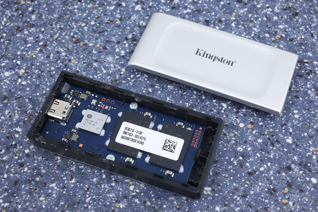 Kingston XS2000 2 TB Review - World's Smallest and Fastest Portable SSD -  Photos & Disassembly