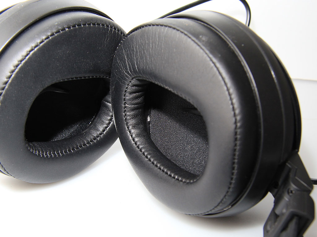 ROCCAT Kave 5.1 Gaming Headset Review The Package Closer