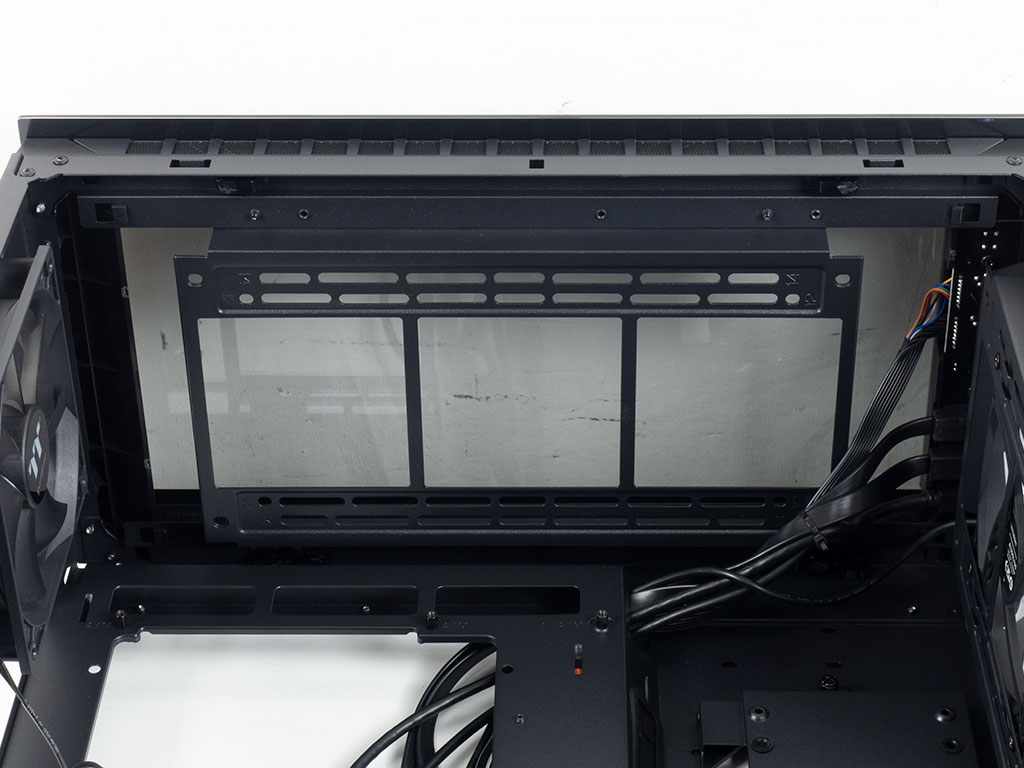 La nueva caja semitorre Thermaltake Divider 550 TG Ultra cuenta con una  pantalla LCD para monitorizar tu PC